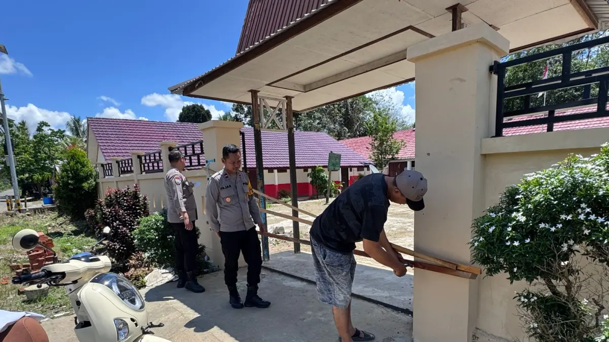 SEGEL SEKOLAH: Gerbang SDN Binjai Punggal di Kecamatan Halong yang sempat dipasang spanduk penutupan sementara kini telah dibuka kembali.(Foto:M Dirga/ Radar Banjarmasin)