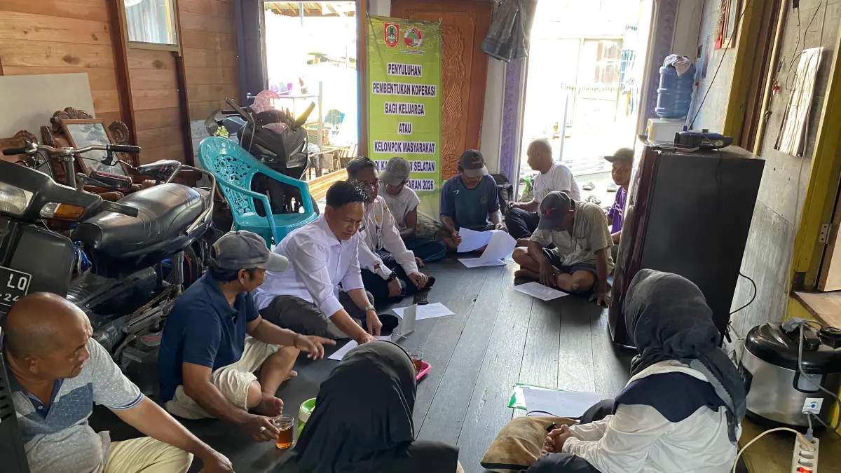SOSIALISASI: Kabid Kelembagaan Dinas Koperasi Usaha Kecil, dan Menengah (UKM) Kalsel, ambang Dedi Mulyadi (baju lengan panjang putih) dan tim saat melakukan sosialisasi pembentukan perkoperasian di salah satu rumah warga di Banjarmasin.