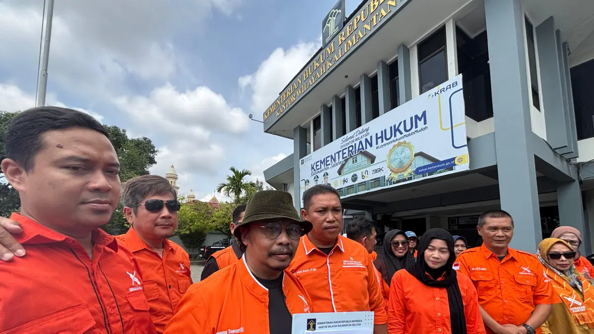TERBIT: Pengurus Partai Gerakan Rakyat Kalsel memperlihatkan SKT yang telah terbit dari Kemenkum. (Zulvan Rahmatan/Radar Banjarmasin)