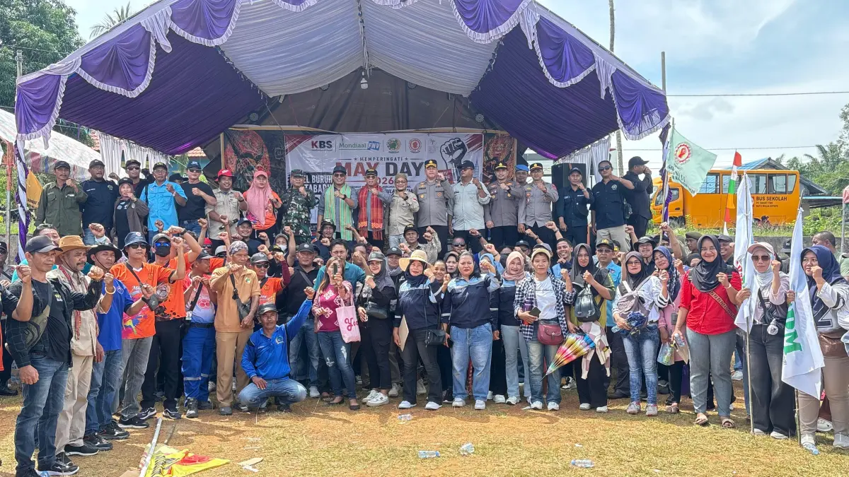 BERSAMA: Foto bersama Peringatan Hari Buruh Internasional (May Day) 2026 di Lapangan Bola Blok E, Desa Sidomulyo Kotabaru Jumat (1/5). (Foto: Prokopim Setda Kotabaru)&nbsp;