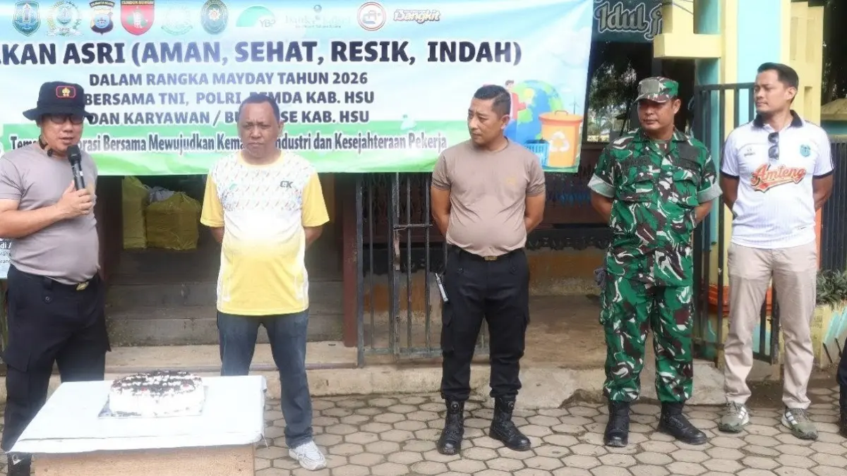 DAMAI: Kapolres HSU AKBP Agus Nuryanto dan peserta lainnya mengikuti aksi bersih lingkungan dalam peringatan May Day 2026 di kawasan Candi Agung, Jumat (1/5). (Foto: M.Akbar)&nbsp;