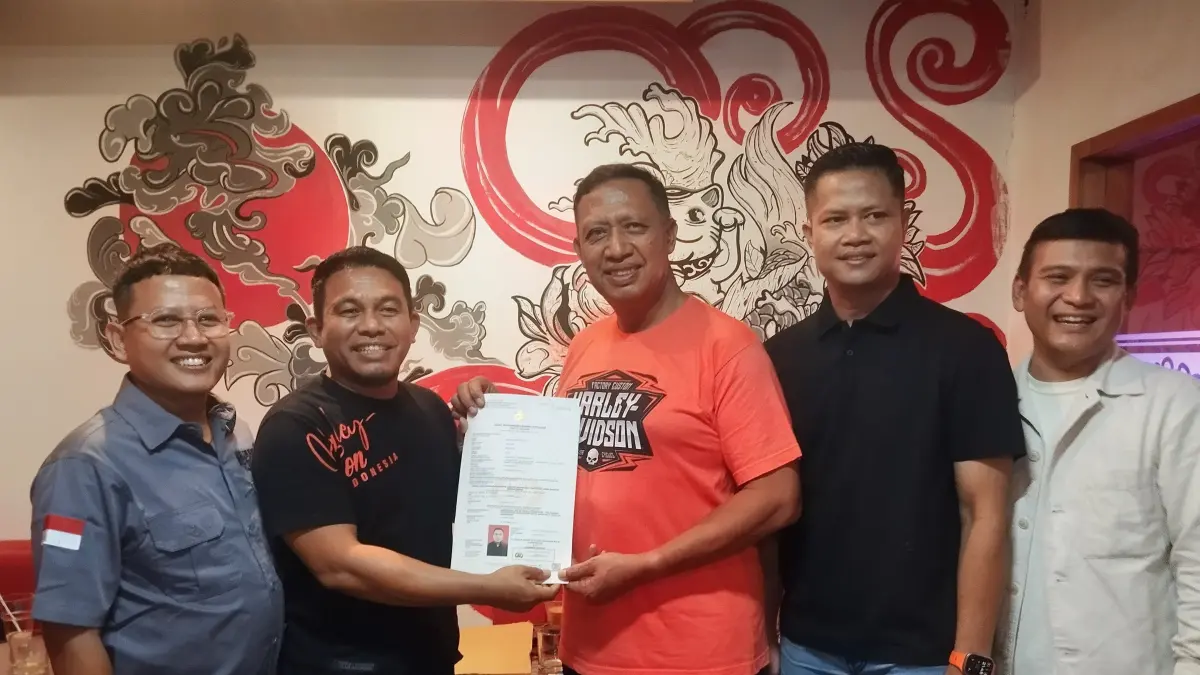 FORMULIR: Calon Ketua HDCI Banjarbaru Muhammad Budi Harto saat mengembalikan formulir pendaftaran pada Rabu (29/4/2026) malam. (FADLAN ZAKIRI/RADAR BANJARMASIN)