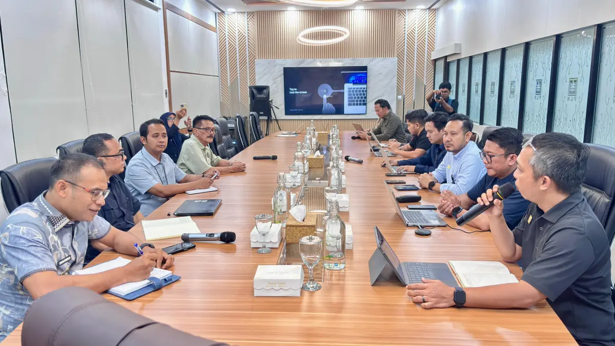 JEMPUT BOLA: Wabup Syairi Mukhlis diskusi dengan pihak manajemen PLN UID Kalselteng di Banjarbaru. (Foto: Prokopim Setda Kotabaru)&nbsp;