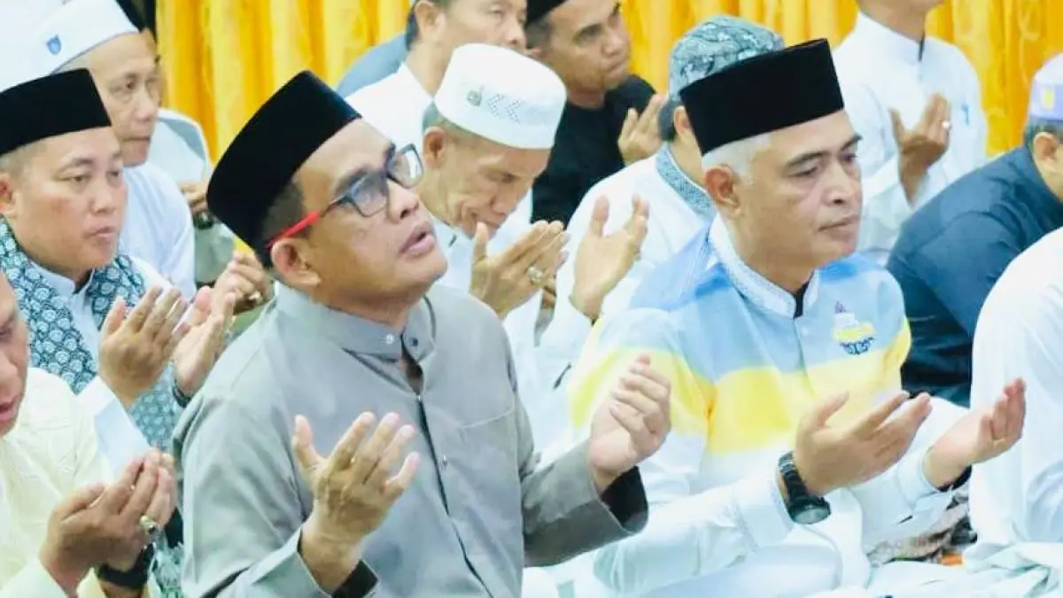 KHIDMAT:Bupati dan Wakil Bupati Kabupaten HSU, H Sahrujani dan Hero Setiawan, beserta jajaran mengikuti salat hajat dan doa berjamaah dalam rangka Hari Jadi ke-74 Kabupaten di Aula KH Dr Idham Chalid, Amuntai, Kamis (30/4/2026).(Foto:Pemkab HSU)&nbsp;