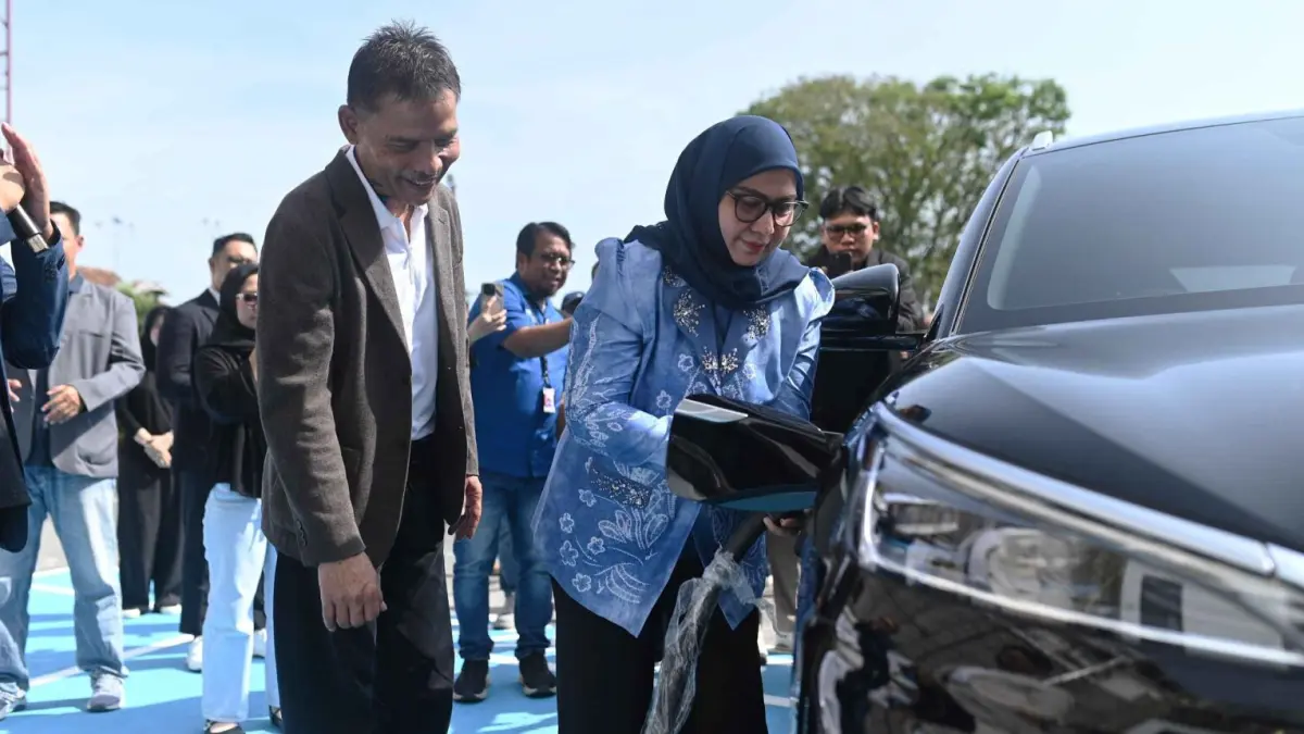 MOBIL LISTRIK: Wali Kota Banjarbaru, Hj Erna Lisa Halaby, saat melakukan pengisian ulang salah satu mobil listrik di SPKLU Ultra Fast Charging pertama di Kalimantan. (MC Banjarbaru untuk Radar Banjarmasin)