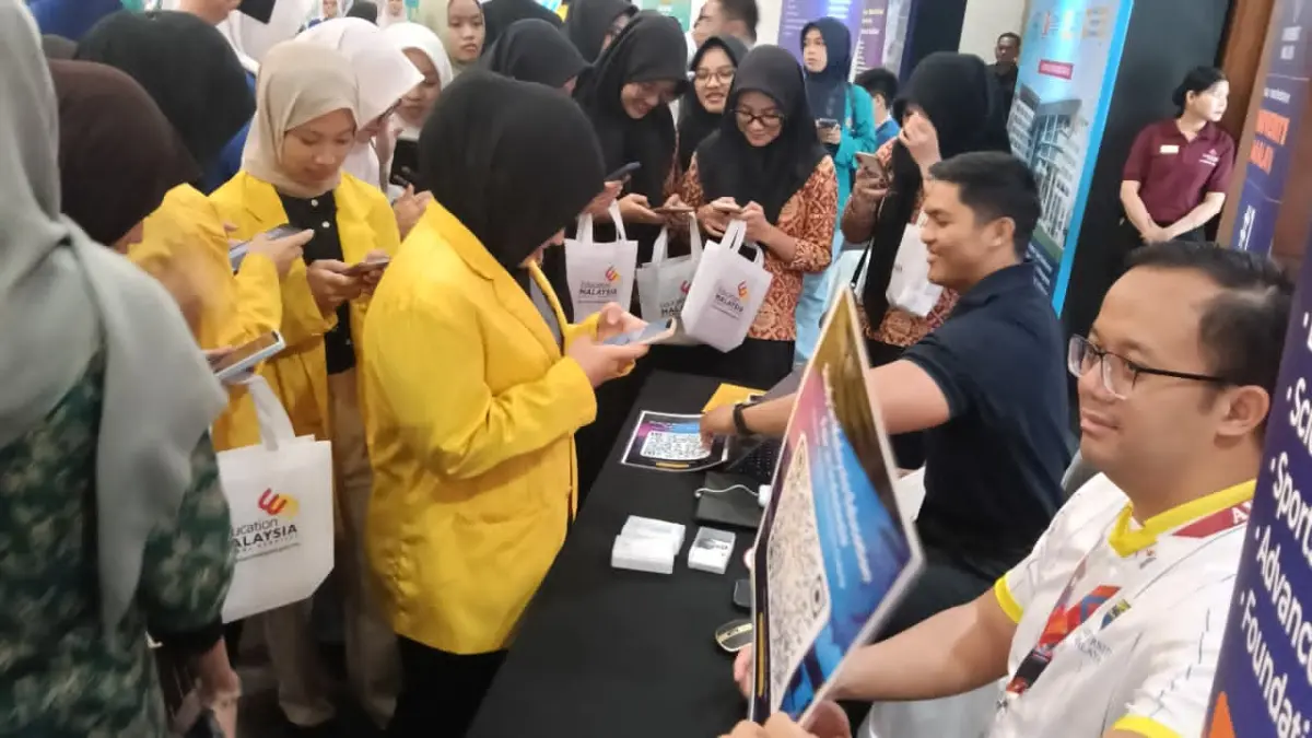PAMERAN: Antusiasme para pelajar Banua mencari info kuliah di event Pameran Ayo Kuliah di Malaysia yang digelar Education Malaysia Global Services (EMGS) dan Kedutaan Malaysia di Rattan Inn, Jumat (1/5/2026).(Foto: Raudah Anisya/Radar Banjarmasin)
