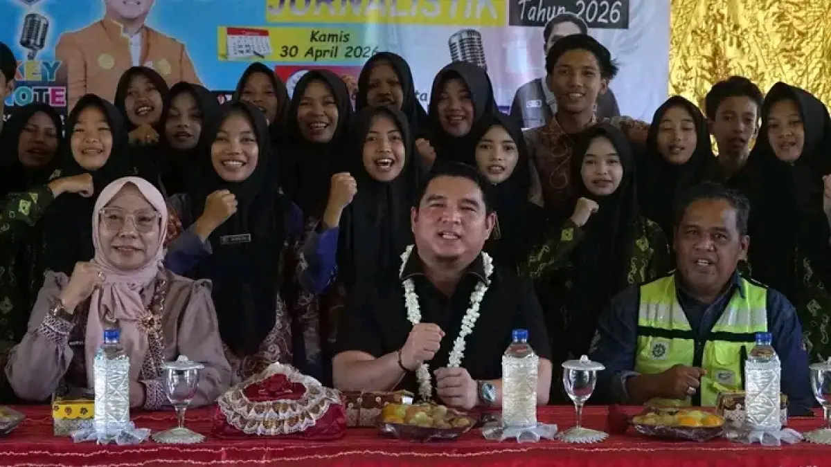 PEMBUKAAN:Ketua DPRD HSS, H Akhmad Fahmi (tengah) membuka pelatihan jurnalistik di SMAN 1 Angkinang, Kamis (30/4/2026).(Foto:Istimewa)
