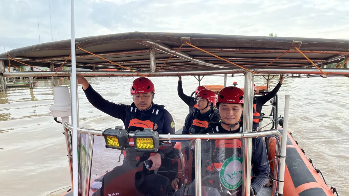 PENCARIAN: Tim SAR gabungan menyisir Sungai Barito menggunakan perahu karet di kawasan Pelabuhan Trisakti untuk mencari ABK yang dilaporkan tenggelam, Jumat (1/5/2026) dini hari.