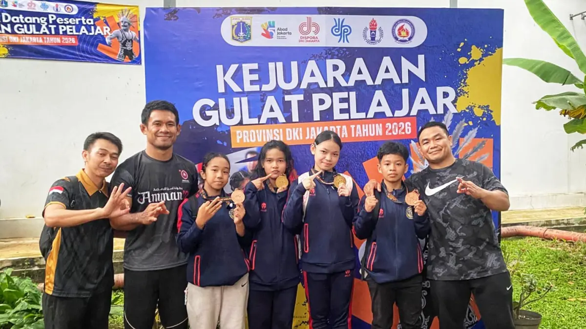 PERAIH MEDALI: Empat atlet gulat junior Kalsel bersama ofisial usai meraih dua medali emas dan dua perunggu dalam Kejuaraan Gulat Tingkat Pelajar Provinsi DKI Jakarta di GOR Pusat Pelatihan Olahraga Pelajar (PPOP) Jakarta. (Dok PGSI Kalsel)