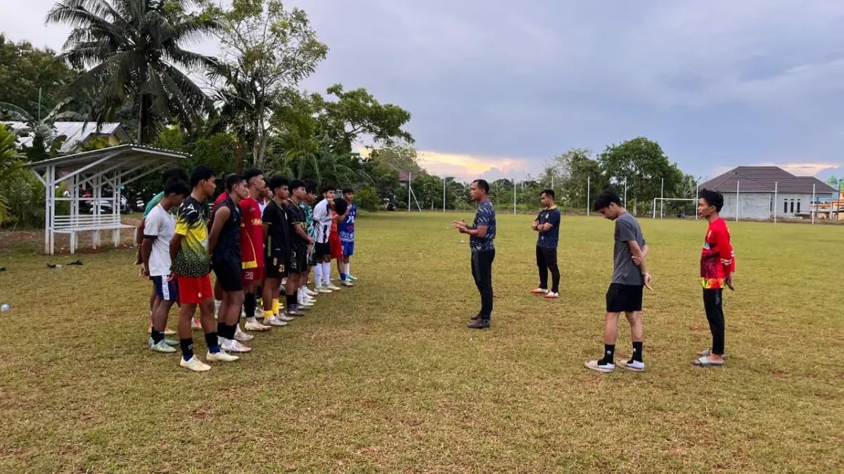 PERSIAPAN: Atlet sepak bola Tala yang akan turun ke Popda Kalsel 2026 melaksanakan kegiatan latihan di Lapangan Sepak Bola Pinang Babaris, Kelurahan Pabahanan. (Foto : Dispora Tala untuk Radar Banjarmasin)