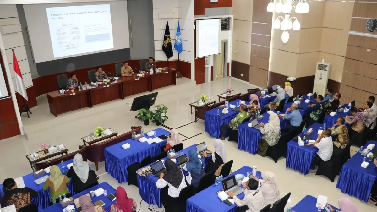 PRESENTASI: Kepala Divisi Pelayanan Hukum Kanwil Kemenkum Kalsel, Meidy Firmansyah menyampaikan akademisi dan perguruan tinggi memiliki peranan penting dalam menyosialisasikan program Sentra KI dan Posbankum.&nbsp; &nbsp;