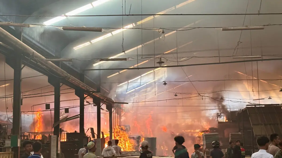 TERBAKAR: Gudang plywood PT. Surya Satya Timur di Jalan PM Noor, Banjarmasin Barat terbakar. Api menghanguskan sejumlah stok penyimpanan material tripleks tersebut. (Zulvan Rahmatan/Radar Banjarmasin)
