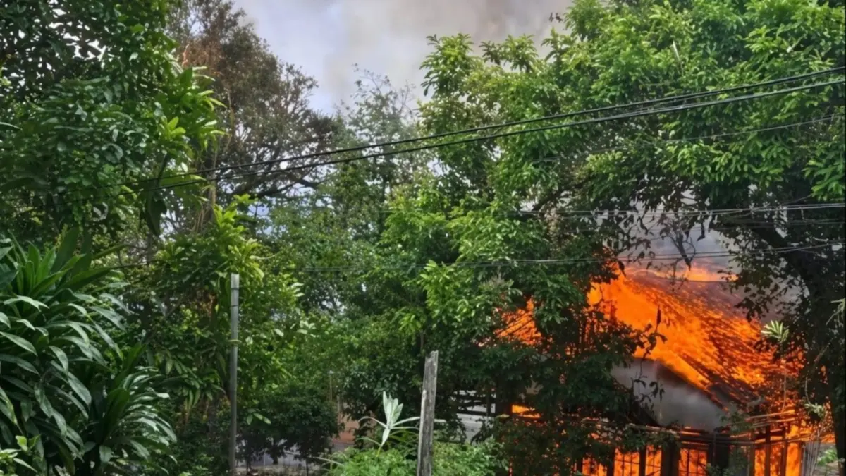 TERBAKAR: Sebuah rumah terbakar rumah di Jalan PDAM Saring RT 02, Desa Saring Sungai Bubu, Kecamatan Kusan Tengah. Polisi masih menyelidiki kemungkinan adanya tindak pidana. (Foto: PKJR Tanah Bumbu)