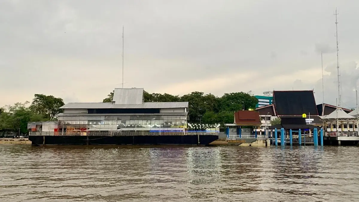 ULTIMATUM: Pemko Banjarmasin memberi ultimatum kepada pengelola tongkang resto apung&nbsp; hingga 6 Mei 2026 untuk pemindahan, jika tidak akan dilakukan penyegelan.(Foto: Endang Syarifuddin/Radar Banjarmasin)