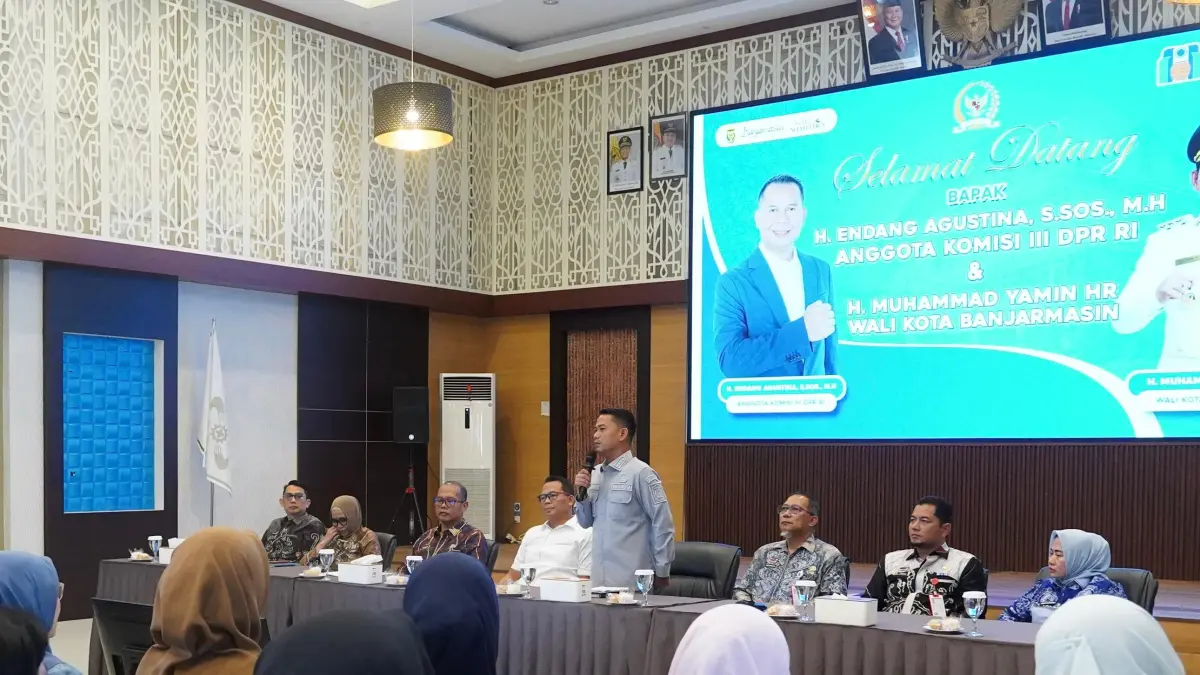 Wali Kota Banjarmasin, Muhammad Yamin HR, Anggota Komisi III DPR RI, Endang Agustina dan Direktur Utama PTAM Bandarmasih, Zulbadi saat kegiatan Sosialisasi Penguatan Penegakan Hukum sebagai upaya pencegahan korupsi. (Foto: Diskominfotik Banjarmasin)