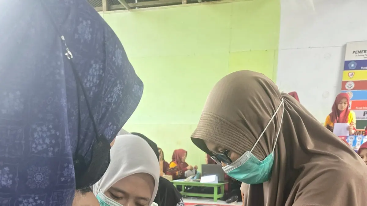 WASPADA CAMPAK: Petugas medis saat melakukan pemeriksaan kesehatan pada anak-anak.(Juhriadi untuk Radar Banjarmasin)