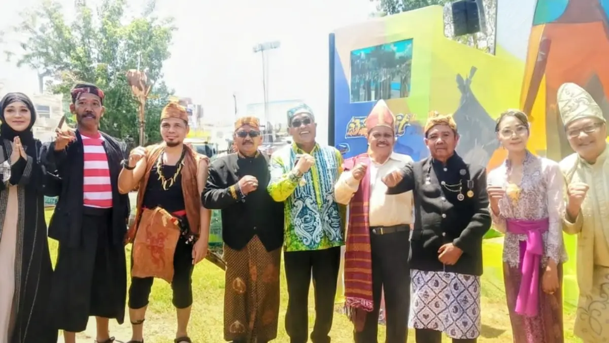 BERAGAM:Bupati HSU, H Sahrujani (tengah) foto bersama dengan anggota Forum Pembauran Kebangsaan (FPK) dengan baju daerah di Puncak Harjad HSU, Sabtu (2/5/2026).(Foto:M Akbar/Radar Banjarmasin)