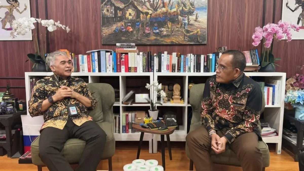 DUKUNGAN:Bupati HSU, H Sahrujani (kanan) berbincang masalah narkotika saat bertemu dengan Irjen Pol Agus Irianto sebagai salah satu Pejabat BBN Pusat di Jakarta.(Foto;Pemkab HSU)&nbsp;