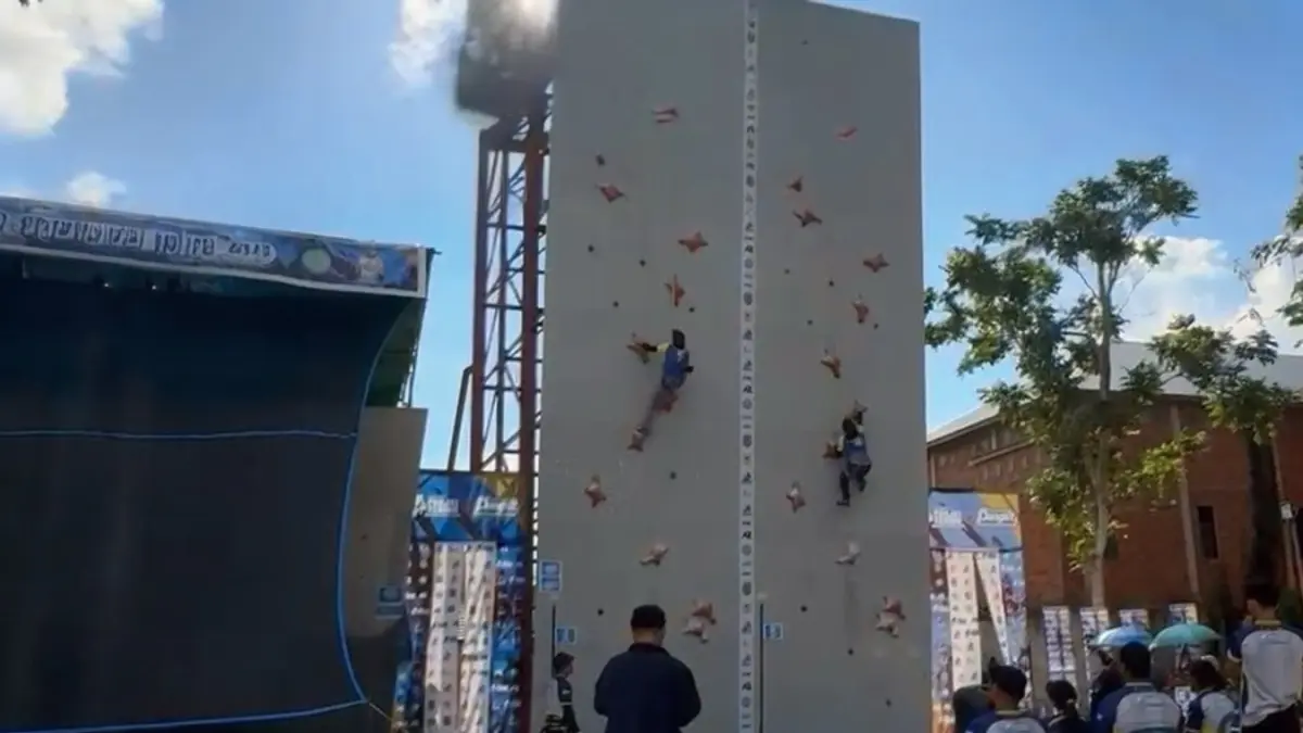 EVENT: Atlet panjat tebing beradu kecepatan pada nomor speed dalam ajang HSU Bangkit Sport Climbing Competition 2026 di venue panjat dinding GOR Karias, Amuntai, Jumat (1/5). (Foto: M. Akbar)