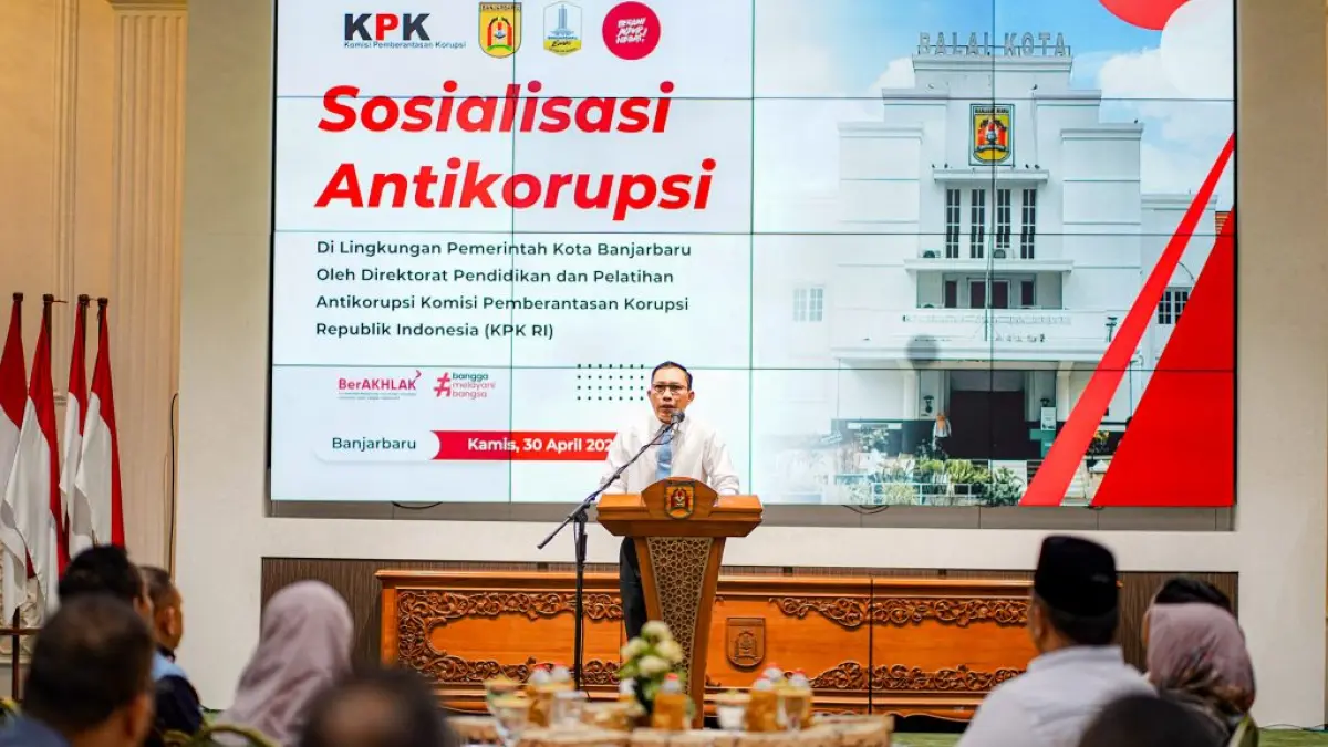 HADIR:Sekretaris Daerah Kota Banjarbaru, Sirajoni menyampaikan sambutan di acara Sosialisasi Antikorupsi bagi Pimpinan Daerah dan Pejabat di Lingkungan Pemerintah Kota Banjarbaru Tahun 2026, Kamis (30/4/2026).(Foto:MC Banjarbaru)