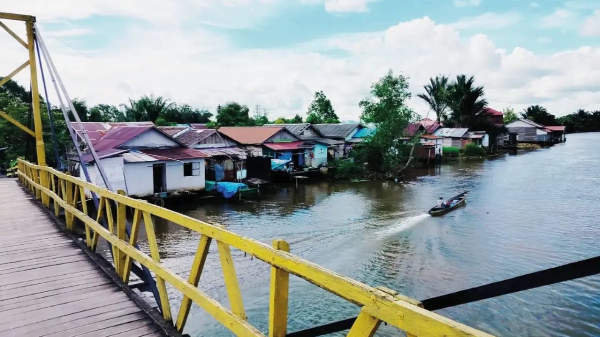 JEMBATAN: Jembatan ini penghubung Desa Semangat Bakti, Jalan poros Griya Permata dan Desa Terantang, menuju Sungai Biuku, Sungai Andai. (foto: Maulana/Radar Banarmasin)