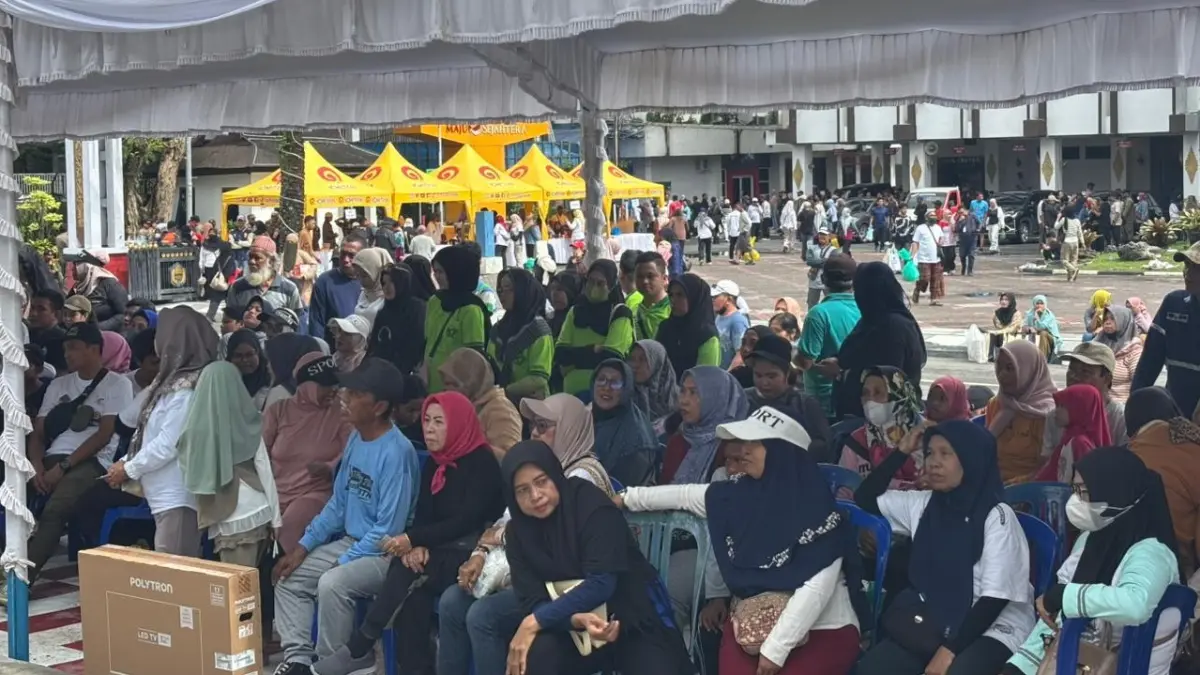 KUMPUL: Perayaan Hari Buruh di Jalan RE Martadinata Banjarmasin depan Kantor Pemerintah Kota Banjarmasin. (Foto: Zulvan Rahmatan/Radar Banjarmasin)
