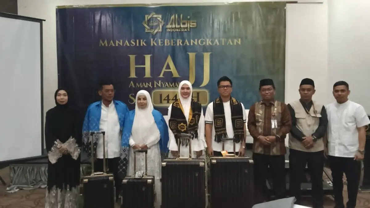 MANASIK:Penyerahan perlengkapan haji untuk jemaah Albis Indonesia pada kegiatan manasik yang digelar di Novotel Hotel, belum lama tadi.