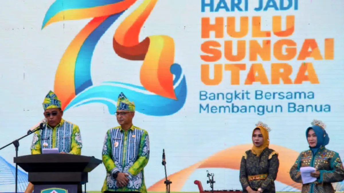 MOMEN: Bupati HSU dan Wakil Bupati HSU, H Sahrujani dan Hero Setiawan berjalan bersama usai sambutan pada puncak peringatan Hari Jadi ke-74 Kabupaten Hulu Sungai Utara di Lapangan Pahlawan Amuntai, Sabtu (2/5/2026).(Foto:M Akbar/Radar Banjarmasin)