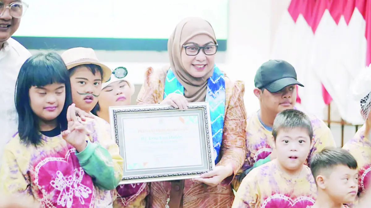 MOMEN: Wali Kota Banjarbaru Lisa Halaby di momen peringatan Hari Down Syndrome. Saat ini Pemko sedang menyiapkan rekrutmen guru pendamping ABK.&nbsp;
(Foto: MC Banjarbaru untuk Radar Banjarmasin)