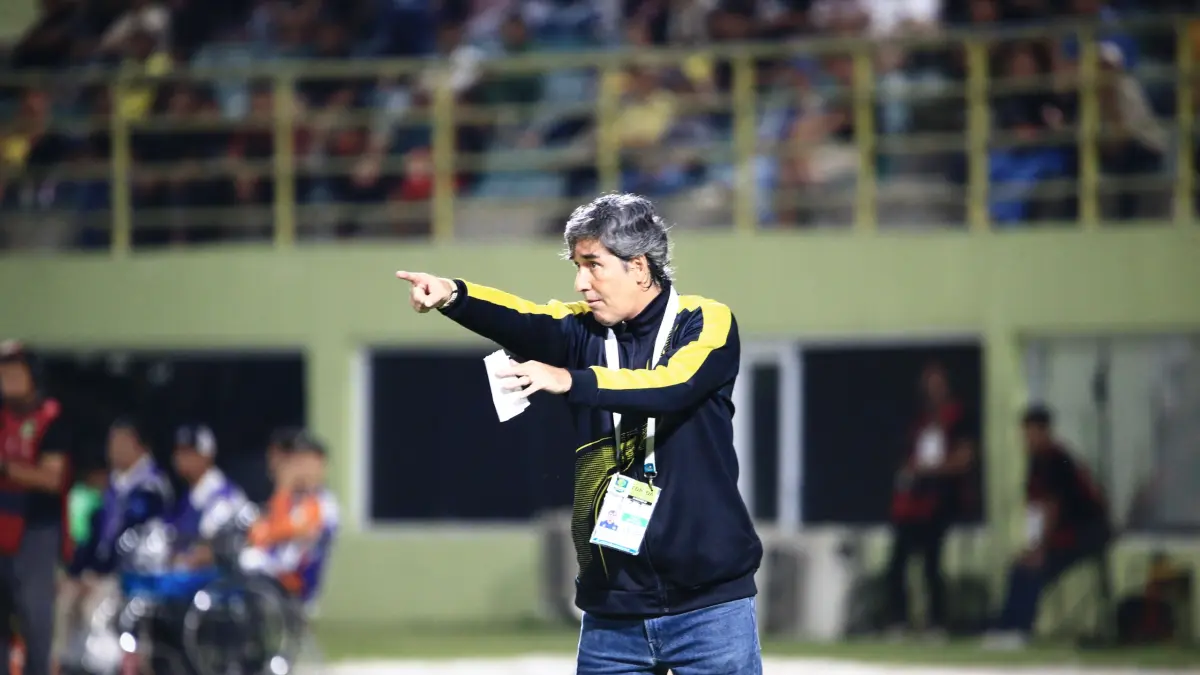 PANTANG MENYERAH: Pelatih PS Barito Putera, Stefano "Teco" Cugurra, memberikan instruksi kepada para pemain. (M Idris Jian Sidik)
