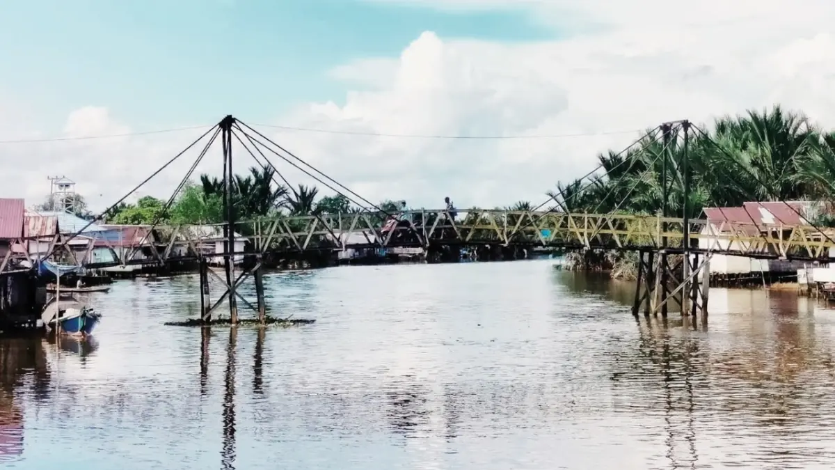 PENGHUBUNG: Jembatan ini menghubungkan Desa Semangat Karya dengan Desa Terantang, yang. dijadikan akses untuk beraktivitas.&nbsp;&nbsp;&nbsp; (foto: Maulana/Radar Banarmasin)