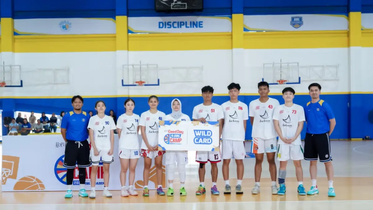 POSE:Muhammad Erwin, student-athlete asal SMA Don Bosco Banjarmasin bersama atlet lain berpose usai berhasil merebut tiket wild card Kopi Good Day DBL Camp 2026 di Jakarta, Jumat (1/5/2026).(dok DBL)
