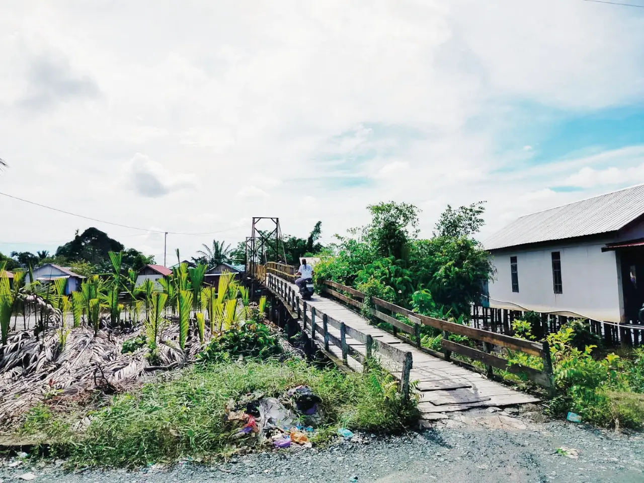 POTRET DESA: Permukiman warga khas daerah setempat berdiri di pinggiran sungai Alalak.&nbsp; (foto: Maulana/Radar Banarmasin)