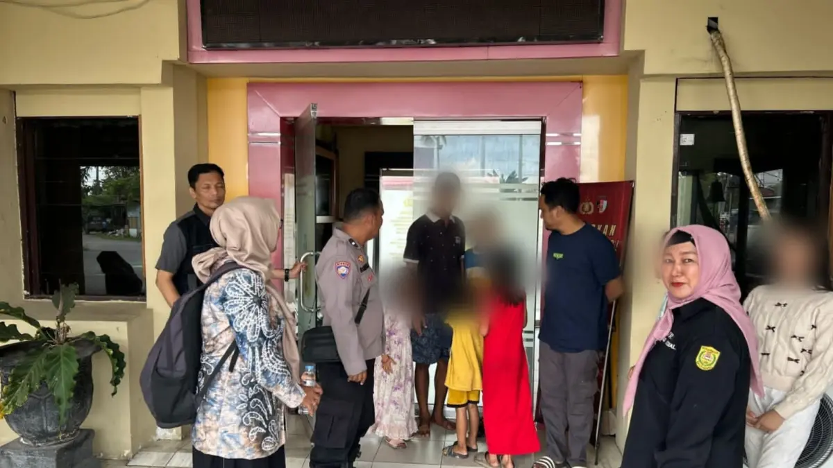 PROBLEM SOLVING: Bhabinkamtibmas Sungai Baru bersama pihak toko saat penyelesaian kasus pencurian dua kotak susu secara kekeluargaan.(Foto: Polsek Banjarmasin Tengah)