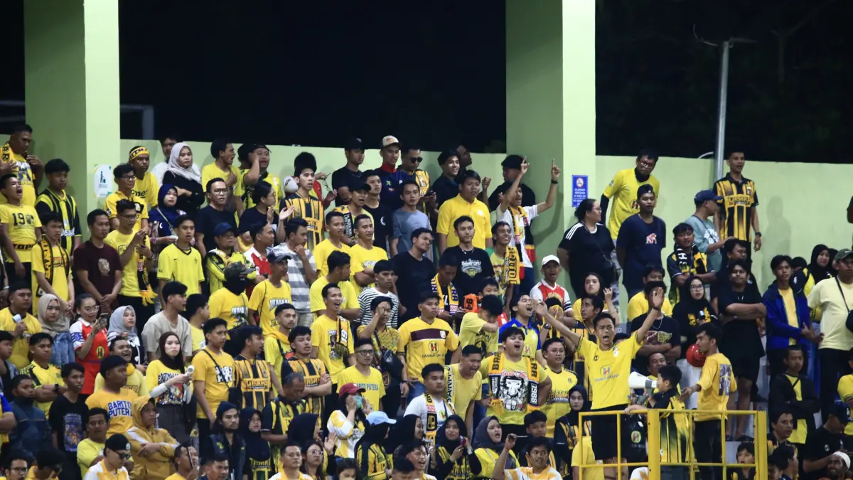 TEKANAN: Barito Mania saat memberikan dukungan kepada PS Barito Putera di Stadion 17 Mei Banjarmasin. (M Idris Jian Sidik)