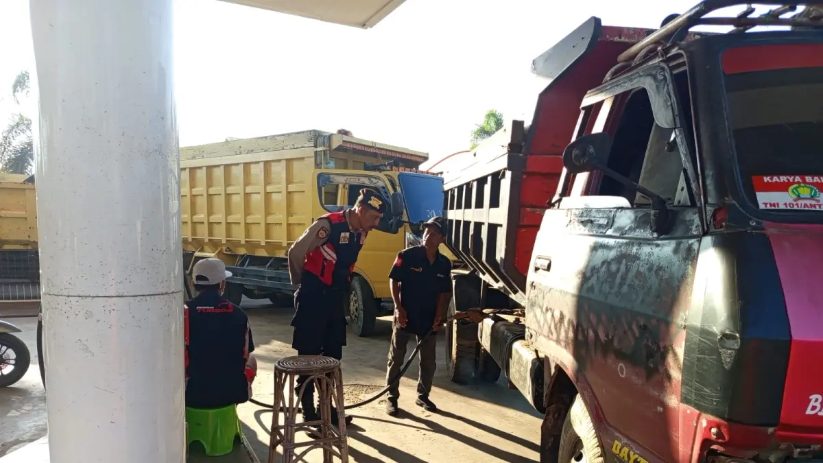 DIJAGA: Distribusi BBM jenis solar di SPBU Kabupaten HSU salah satunya di Kecamatan Banjang dikawal anggota Polsek Bajang Polres HSU. (Foto: Polsek Banjang)
