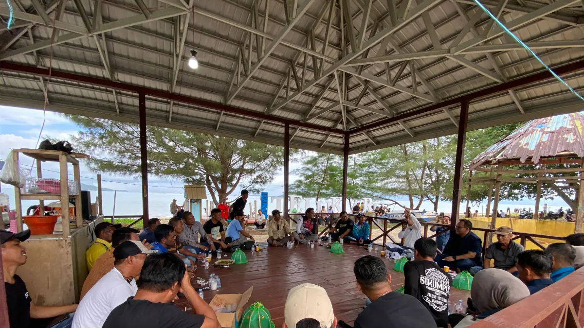 DISKUSI: Saat berlangsungnya diskusi di Gazebo Pantai Teluk Aru Pulau Laut Kepulauan.&nbsp;
Foto: Jumain/ Radar Banjarmasin.&nbsp;