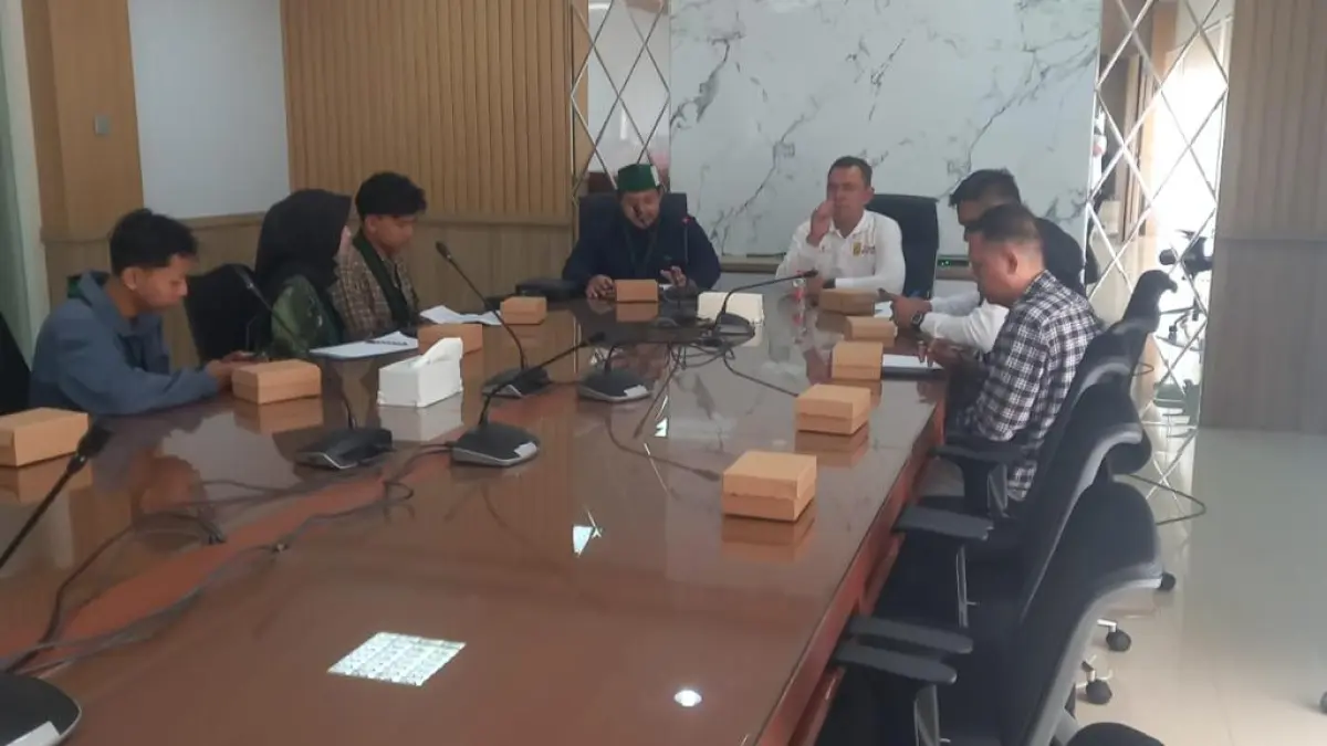 Ketua HMI Cabang Banjarmasin Eldi Bajaosa saat menyampaikan aspirasi terkait dugaan pelanggaran ketenagakerjaan kepada DPRD Kota Banjarmasin, Sabtu (2/5/2026).(Santoso untuk Radar Banjarmasin)