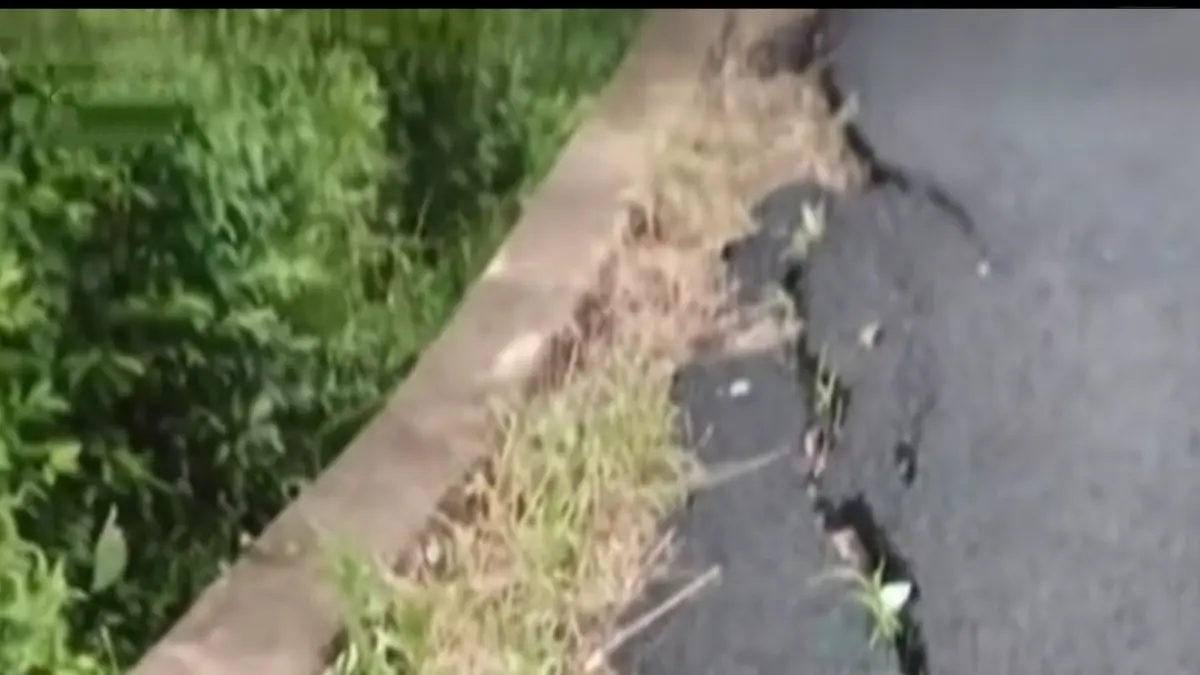 KLARIFIKASI JALAN: Tangkapan layar video viral jalan rusak di Awayan. Dinas PUPRPerkim Balangan berencana meperbaiki ruas jalan tersebut melalui anggaran swakelola.(Par untuk Radar Banjarmasin)