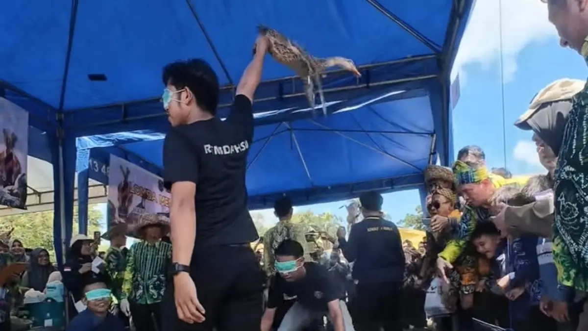 KOCAK:Lomba menangkap itik dengan mata tertutup mengundang pecah tawa penonton yang hadir usai puncak Harjad HSU ke-74 tahun 2026, Sabtu (2/5/2026).(Foto:M Akbar/Radar Banjarmasin)&nbsp;