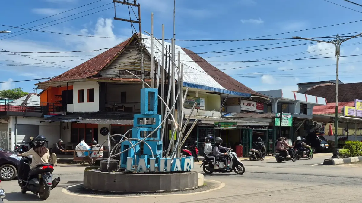 LANDMARK BARU : Tugu nol kilometer Pelaihari yang berada di sekitaran RTH Pasar Lama Pelaihari yang bakal segera direvitalisasi oleh DPRKPLH Tala. (Foto : Norsalim Yahya/Radar Banjarmasin)