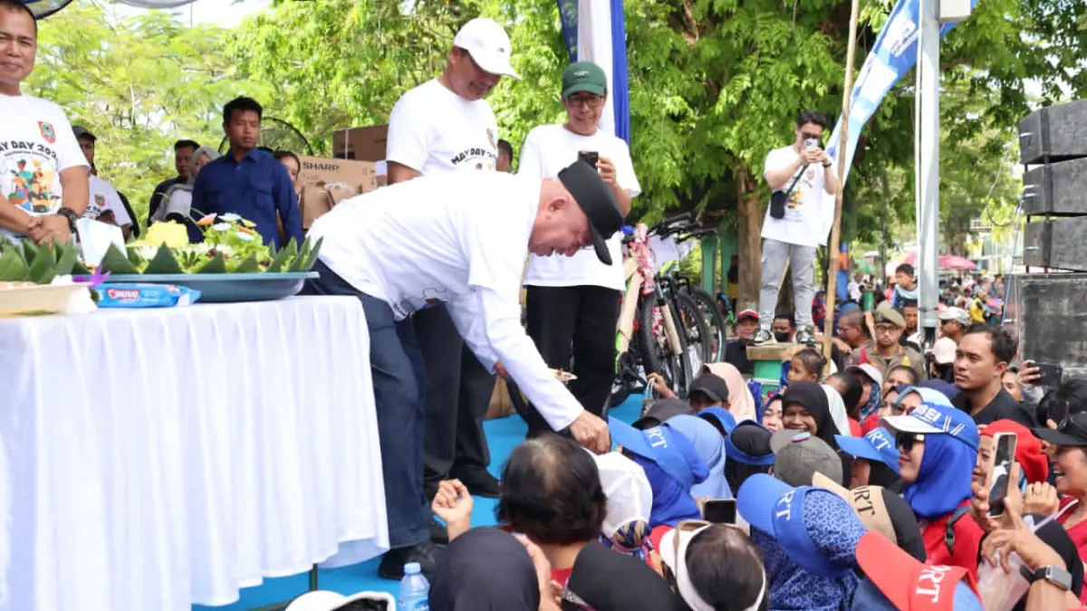 MENGAYOMI:Gubernur Kalsel, H Muhidin berbaur bersama para buruh di momen May Day 2026 di Mapolresta Banjarmasin, Jumat (1/5/2026).