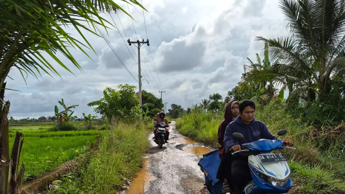 MINTA DIPERBAIKI : Inilah kondisi jalan poros Desa Kali Besar dan Handil Negara yang rusak akibat banjir awal tahun tadi. (Foto : Norsalim Yahya/Radar Banjarmasin)