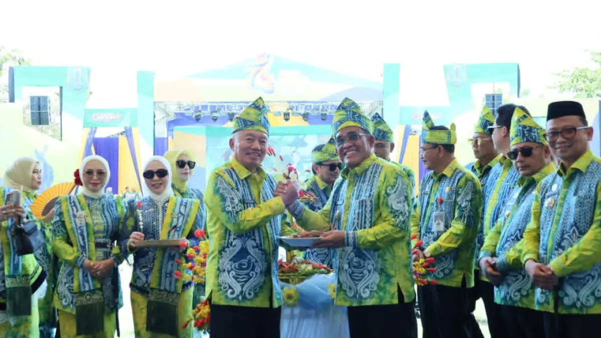 MOMEN:Bupati HSU, H Sahrujani dan Gubernur Kalsel, H Muhidin salam komando di momen peringatan Hari Jadi ke-74 Kabupaten HSU di Lapangan Pahlawan Amuntai, Sabtu (2/5/2026).(Foto:Pemkab HSU)