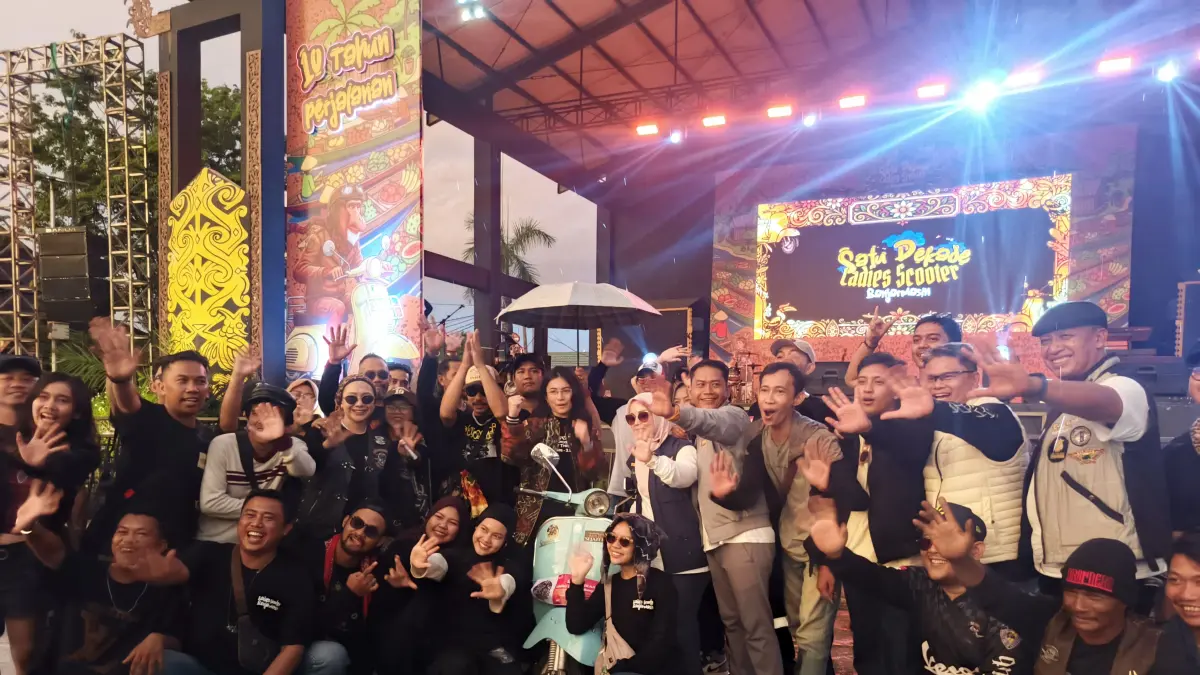 Para anggota Lady Scooter Banjarmasin bersama tamu dari berbagai daerah foto bersama Wali Kota Banjarmasin dalam rangkaian perayaan Anniversary ke-10 Lady Scooter Banjarmasin. (M Idris Jian Sidik)