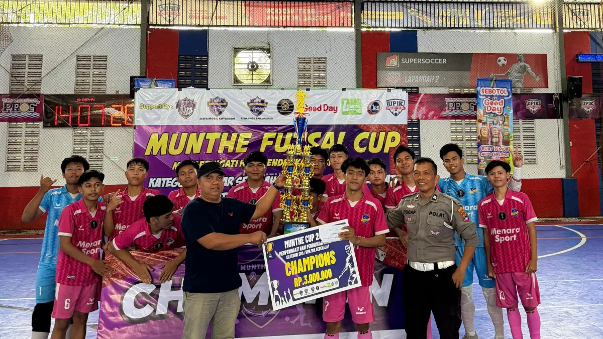 Para pemain SMAN 2 Banjarmasin dan MFF Barabai berpose bersama trofi juara usai menjuarai Turnamen Futsal Munthe Cup 2026 di Lapangan Futsal Upik Banjarmasin, Minggu (3/5/2026) sore. (M Idris Jian Sidik)