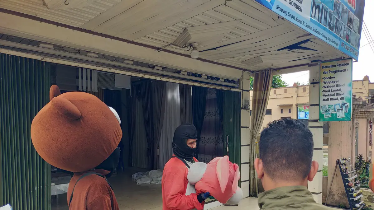 PENERTIBAN: Satpol PP HSS lakukan penertiban kepada pegiat Badut Jalanan. (Foto: Satpol PP HSS)&nbsp;