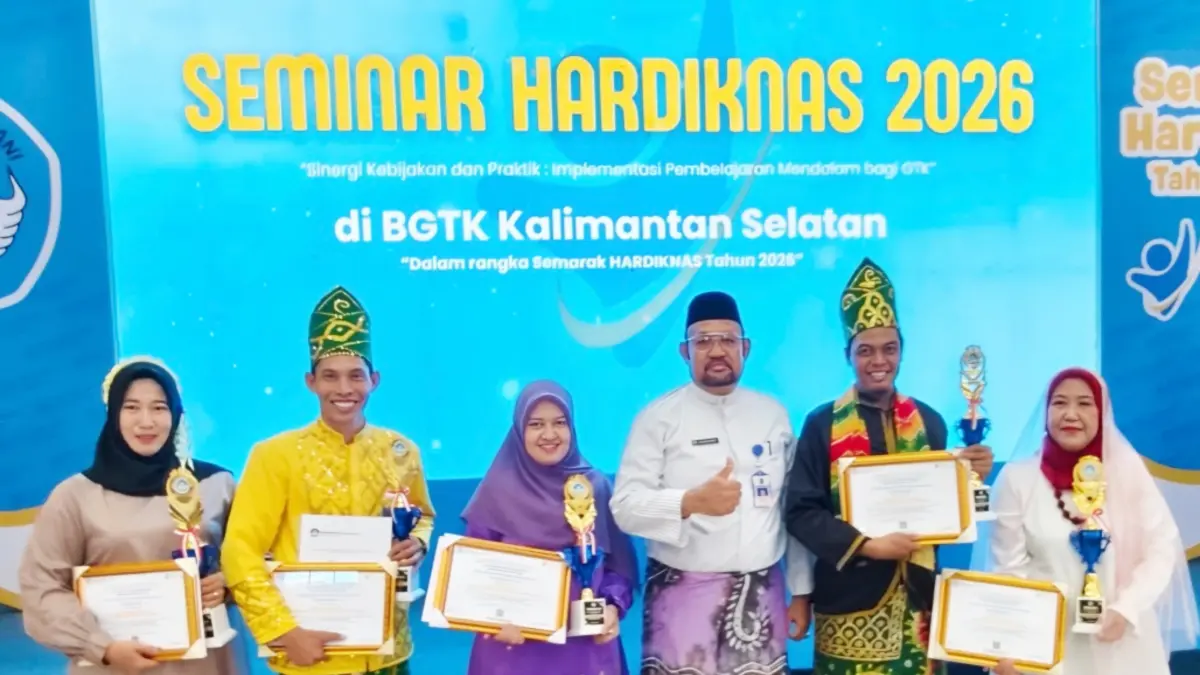 Perwakilan Dinas Pendidikan Kabupaten Banjar menerima penghargaan Buku Peta Kompetensi GTK Kalsel pada puncak Hardiknas 2026 di Banjarbaru, Sabtu (2/5). (FADLAN ZAKIRI/RADAR BANJARMASIN)