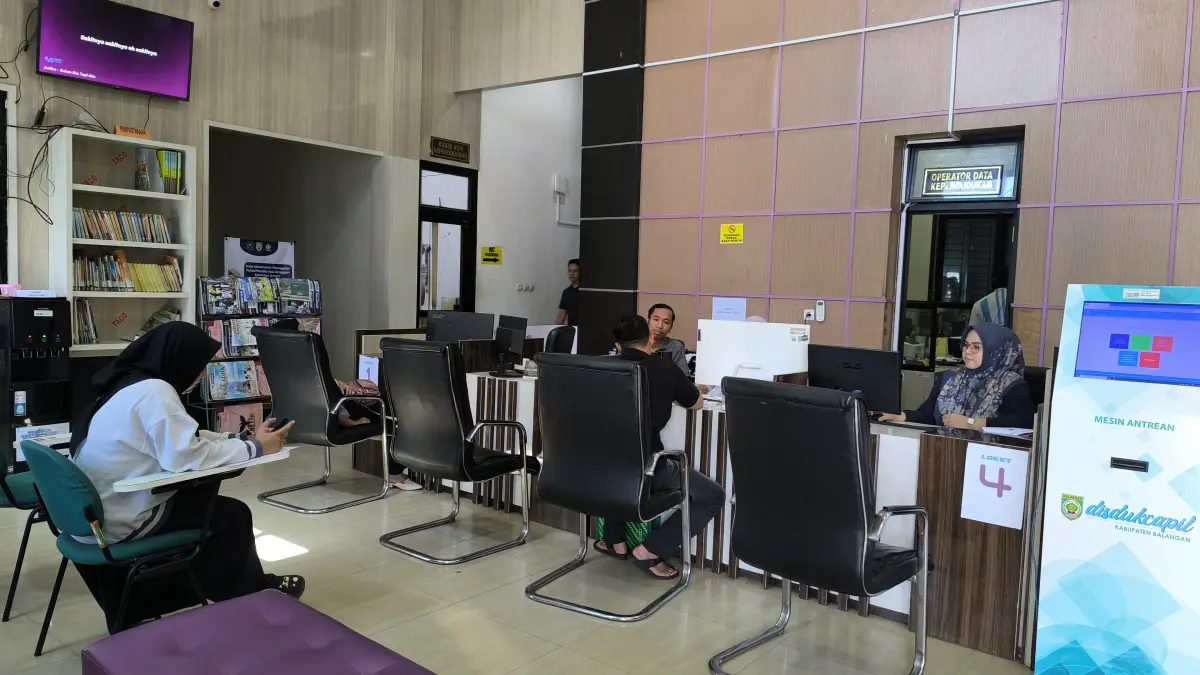 Petugas Disdukcapil Balangan saat melayani warga yang mengurus administrasi kependudukan di tengah tingginya angka warga yang masuk ke Balangan. (M Dirga/Radar Banjarmasin)