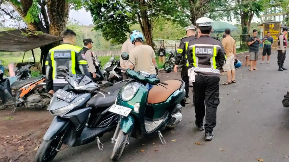 Petugas Satlantas Polres Banjar membubarkan aksi balap liar di Jalan Bendungan Karang Intan, Sabtu (2/5/2026). (SATLANTAS POLRES BANJAR)